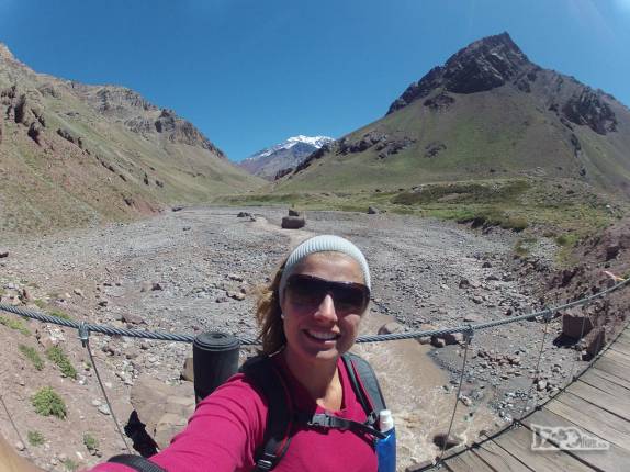 Atravessando a ponte sobre o rio Horcones na nossa caminhada para deixar o Parque Provincial Aconcagua, na região de Mendoza, na Argentina